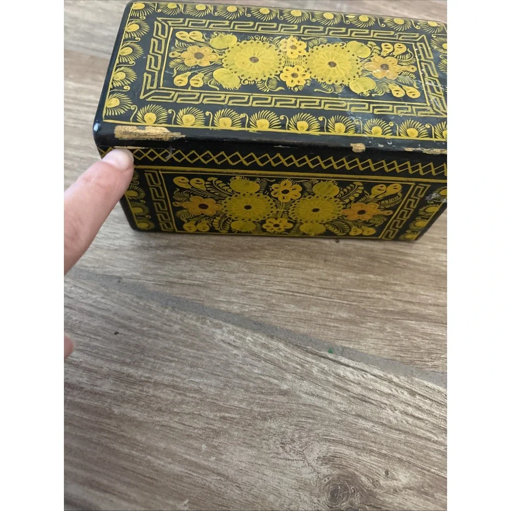 Vintage Hand Carved Lacquer Box, Olinala Mexico‎ - Flowers & Foliage